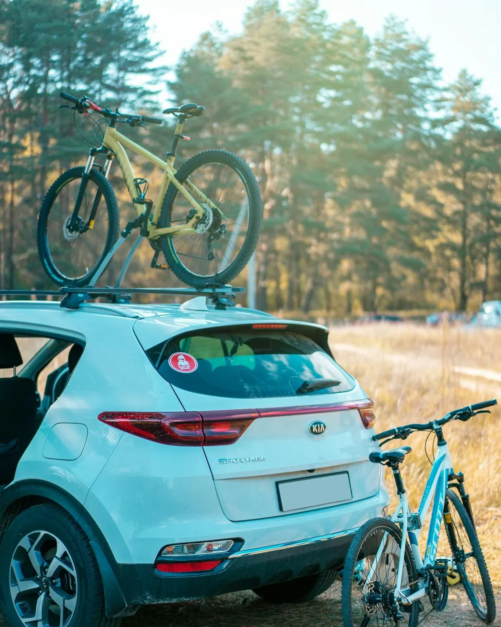 Porte-vélos monté sur l'attelage d'une voiture